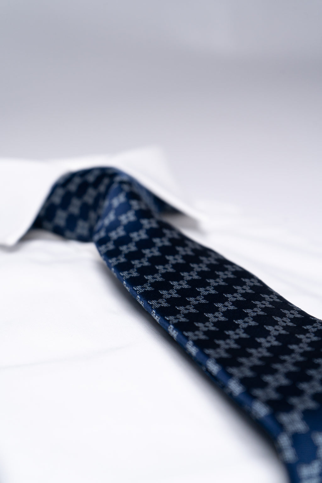 The Meridian Motif - Dark Blue & Ice Blue Clover