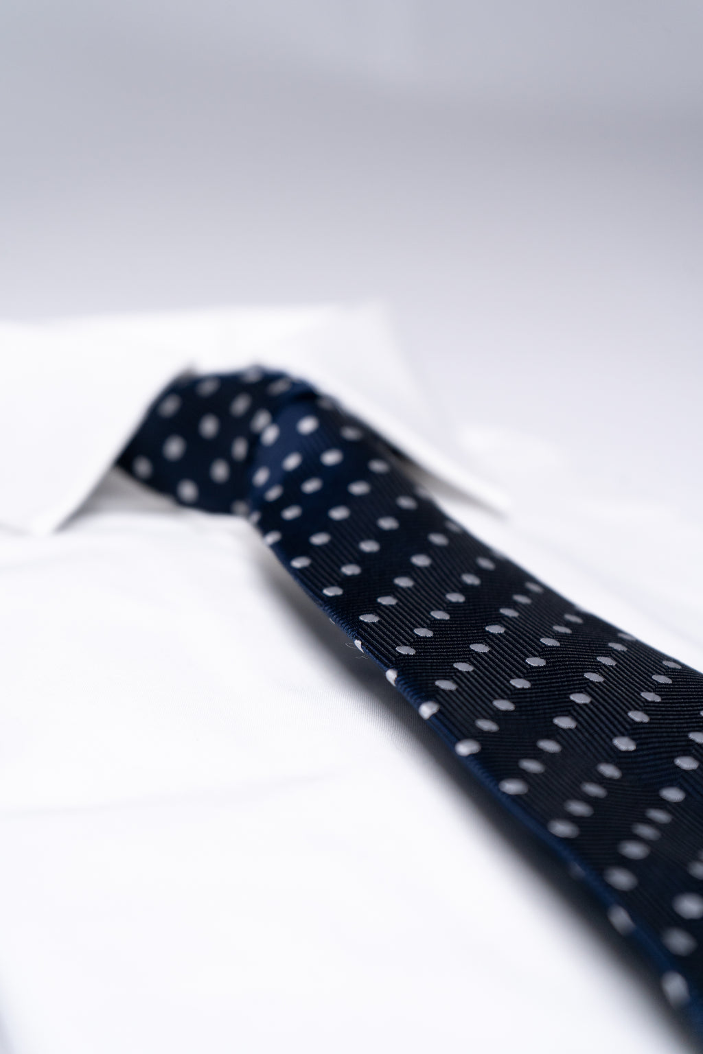 The Pinpoint — Navy & White